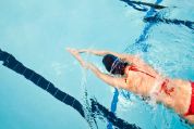 Schwimmerin im Schwimmbecken Schwimmerin im Schwimmbecken